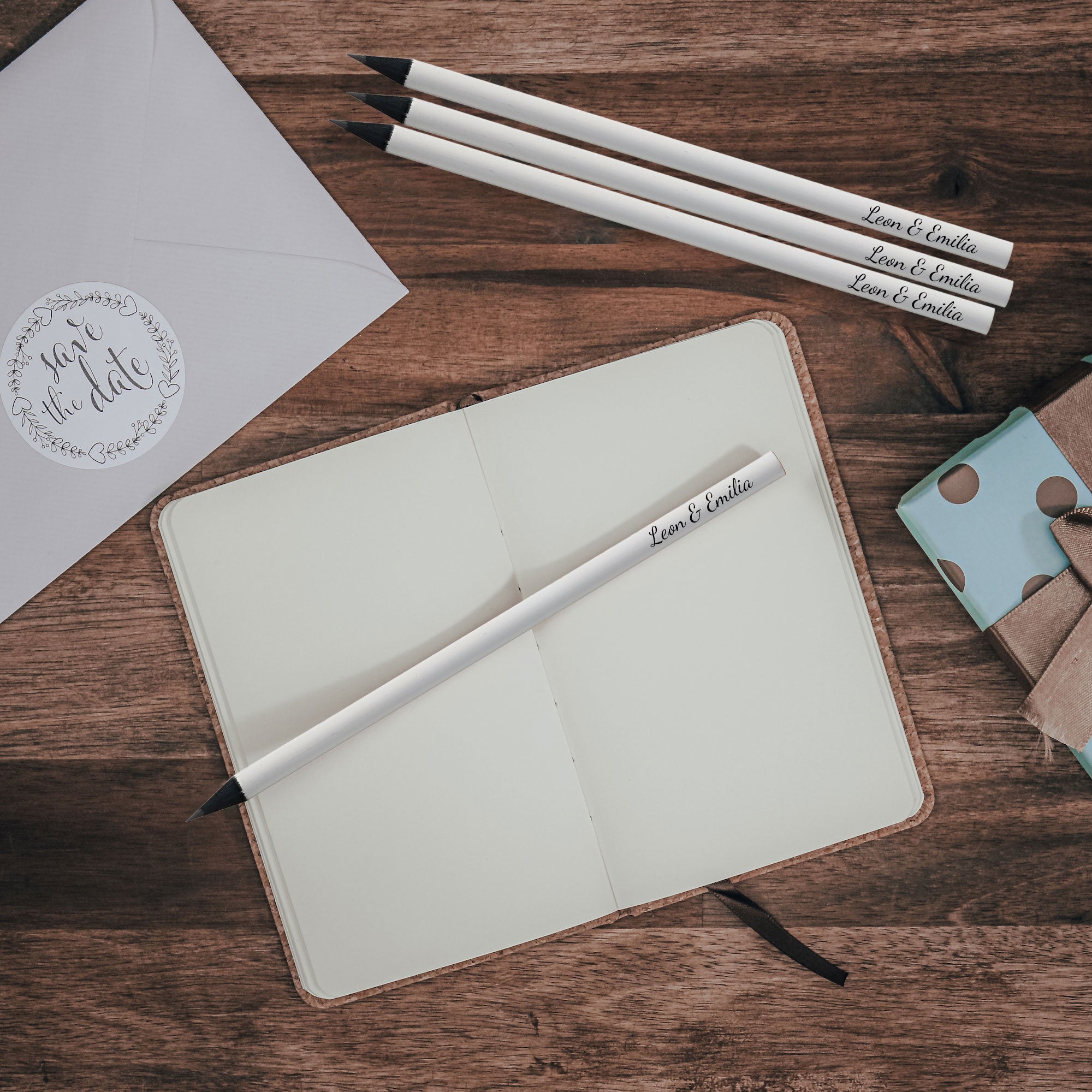 Lasergravierte weiße Bleistifte mit schwarzer Gravur (25 Stück)